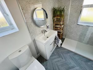 Shower room- click for photo gallery